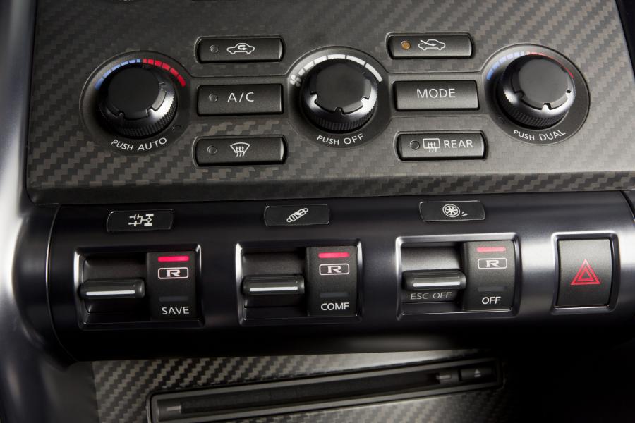  Nissan GT-R 2011 года  (фото 9 из 87)